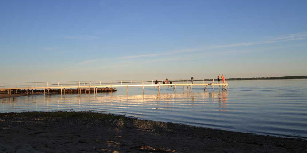 Solnedgang over Husoddde Strand og udsigt over badebroen