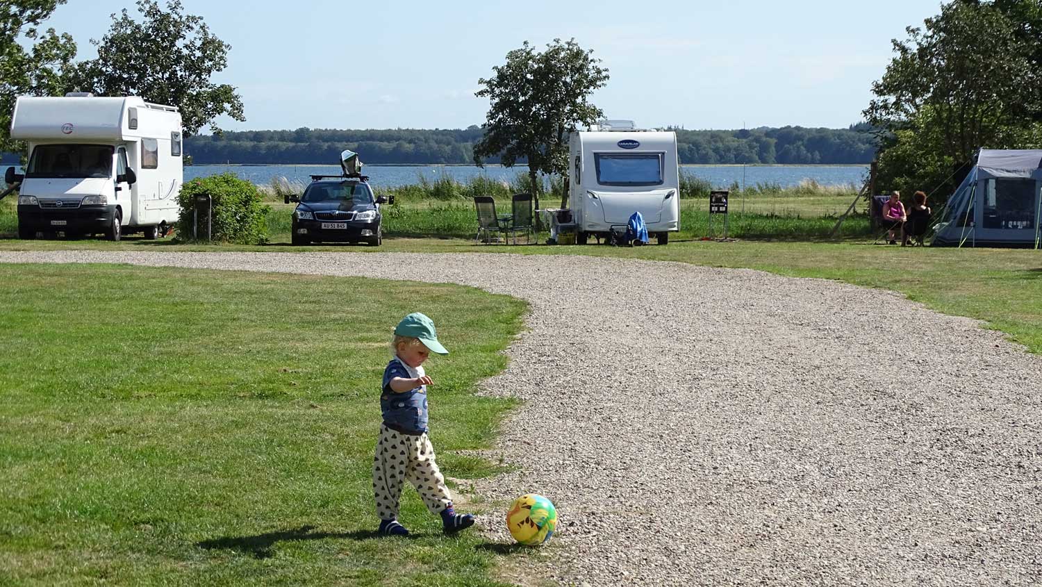 Familienspaß beim Camping während der Sommerferien