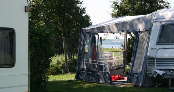 Campingvogn med udsigt over horsens fjord
