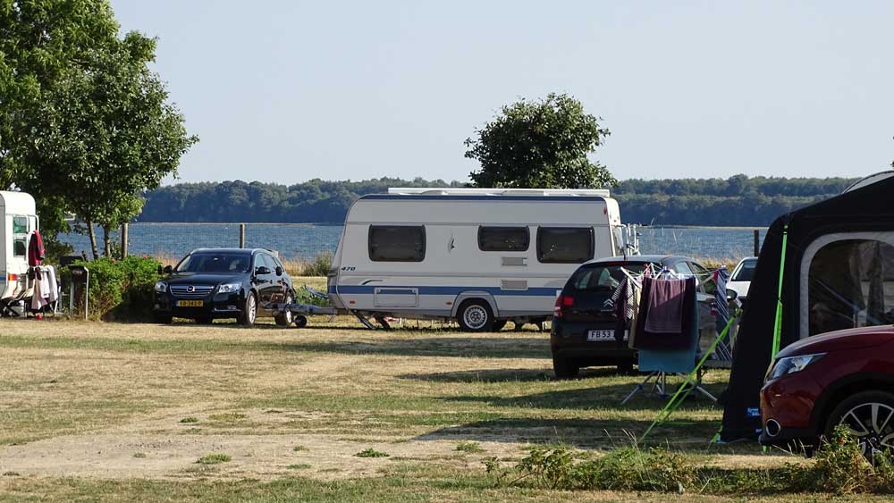 Plads med udsigt over Horsens Fjord på Horsens City Camping