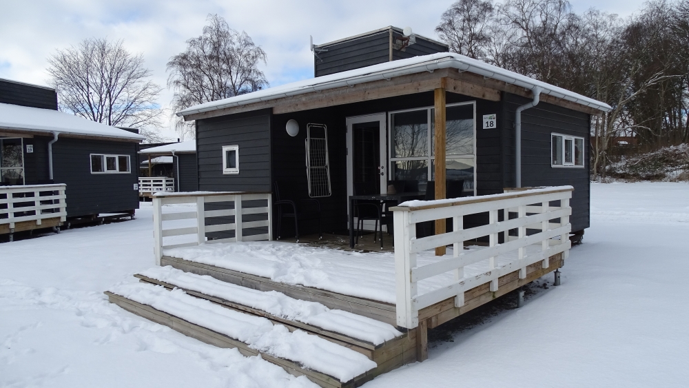Winterturmhütte mit Schnee auf der Terrasse