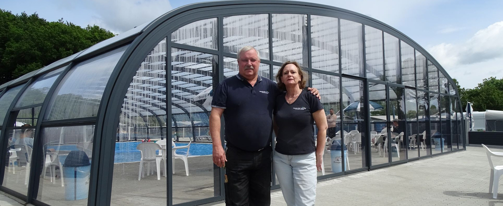 The camp managers Dorthe and Rene by the pool ready to welcome you at Horsens City Camping
