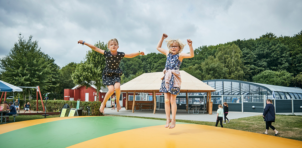 Børn der leger på hoppepuden på Horsens City Camping