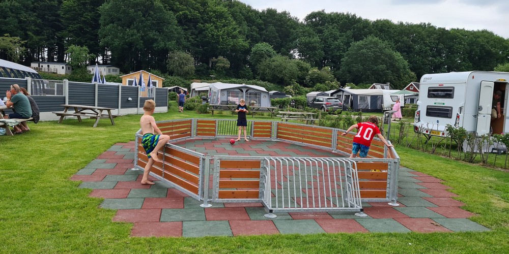 Volle Kraft voraus auf der Stirnbahn auf dem Spielplatz