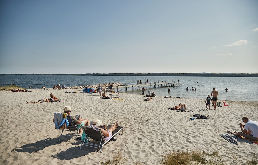 Super fin badestrand med badebro og rent vand og en fin badebro