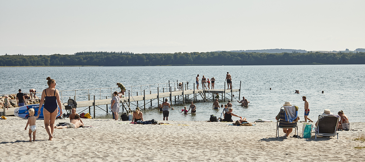 Der bades fra badebroen på Husodde strand ved Horsens City Camping