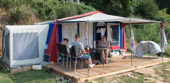 Glampingtelt med plads til børne tæt på pool og servicebygninger