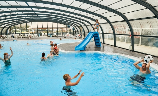 Zwembad overdekt en verwarmd dus het water is altijd 27 graden warm