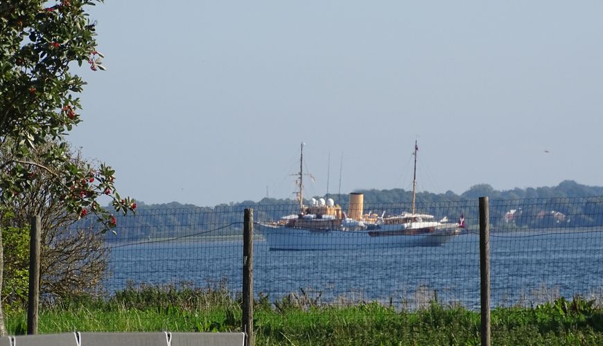 kongeskibet pa fjorden foran pladsen 