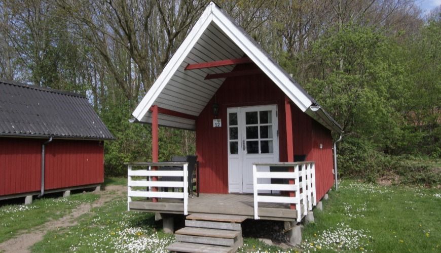Traditionel campinghytte med plads til hygge på terrassen for 2 personer ved horsens fjord, midt i østjylland