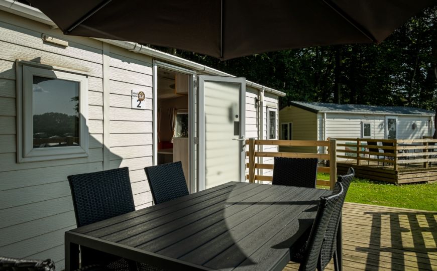 mobilhome terrasse med bord og plads til gaester