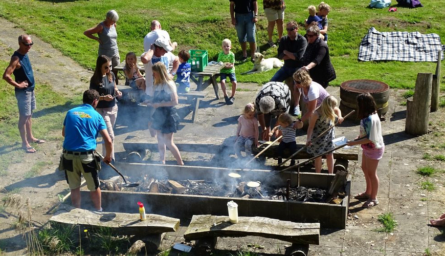 Dann backen wir Pfannkuchen über dem Feuer für die ganze Familie